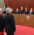 Os ex-presidentes Temer, Lula, Sarney e Dilma ficam lado a lado na primeira fila durante a posse de Moraes no TSE. Poucos metros diante deles, na mesa, sentou-se o presidente Jair Bolsonaro  Foto: Antonio Augusto/Secom/TSE