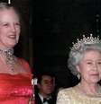Margarida, de 1,82m de altura, e Elizabeth, que media 1,57m: rainhas contra a abdicação  Foto: Reprodução