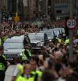 Multidão acompanha o cortejo do corpo da rainha Elizabeth II  Foto: Carl Recine / Reuters