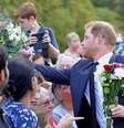 O príncipe Harry recebeu flores da multidão  Foto: POOL / BBC News Brasil