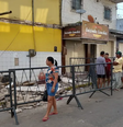 Escombros da marquise que despencou em Aliança, Pernambuco, seguiram expostos na rua durante a manhã de segunda-feira, 12  Foto: Reprodução/Danielle Fonseca/TV Globo