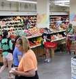 Consumidores compram alimentos em supermercado, em Nova York, EUA
10/06/2022 REUTERS/Andrew Kelly  Foto: Reuters