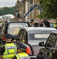 Policiais mobilizados ao longo da avenida Royal Mile, em Edimburgo, em 11 de setembro de 2022  Foto: PA Media / BBC News Brasil