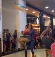 Homem fantasiado de Homem-Aranha entra em ação e separa briga entre mulheres em praça de alimentação  Foto: Reprodução/Instagram @miranhamanaus