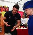 A rainha Elizabeth observando abelhas em uma colmeia em um evento do Prince's Trust  Foto: Getty Images / BBC News Brasil