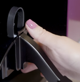 A MiniCURE utiliza inteligência artificial (IA) e uma tecnologia de digitalização em 3D para determinar o tamanho e a forma das unhas de cada cliente  Foto: Reprodução/Clockwork / Canaltech