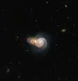 As duas galáxias SDSS J115331 e LEDA 2073461, vistas em imagem do telescópio Hubble  Foto:  NASA/ESA Hubble Space Telescope