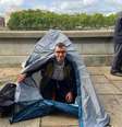 Kristian Johnson, da BBC, juntou-se às pessoas que acamparam para garantir que conseguiriam ver o caixão da rainha Elizabeth 2ª  Foto: BBC News Brasil