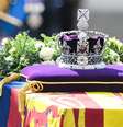 A Coroa Imperial do Estado em cima do caixão da rainha  Foto: Reuters / BBC News Brasil