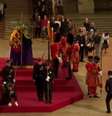Guarda caiu durante o velório da rainha Elizabeth em Londres  Foto: Reprodução/Twitter