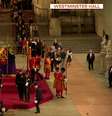 O guarda britânico passou mal e desabou com o rosto no chão   Foto: Reprodução/TV