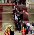 A queda dramática do visitante assustou quem estava na fila para se despedir da rainha  Foto: Reprodução