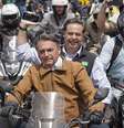 O presidente da República e candidato à reeleição, Jair Bolsonaro (PL)(c), participa de uma motociata com apoiadores em Santa Cruz do Capibaribe, no Agreste Pernambucano, na manhã deste sábado, 17 de setembro de 2022.  Foto: LEANDRO DE SANTANA/AGÊNCIA PIXEL PRESS / Estadão