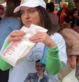 Rosângela Moro postou vídeo comendo pastel de feira e foi criticada na web por mulher aparecer atrás revirando lixo  Foto: Reprodução/Twitter