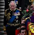 Rei Charles III ao lado do caixão da mãe, rainha Elizabeth II   Foto: Reuters