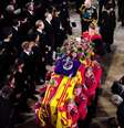 Caixão da rainha Elizabeth 2ª na capela de São Jorge, no Palácio de Westminster  Foto: Getty Images / BBC News Brasil