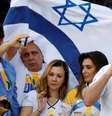 Fotografia colorida mostra Bolsonaro na Marcha para Jesus em frente a uma bandeira de Israel  Foto: Reuters / BBC News Brasil