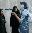 As patrulhas da polícia de moralidade têm a tarefa de garantir que as mulheres estejam usando o hijab corretamente  Foto: Getty Images / BBC News Brasil