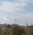 Momento em que o helicóptero parece colidir com os fios de alta tensão  Foto: Reprodução/Twitter