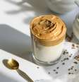 Dalgona coffee: saborosa mistura de café solúvel cremoso na superfície | Foto: Shutterstock  Foto: Guia da Cozinha