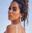 De acordo com o influencer Vinicius Souza de Menezes Santos, conhecido como Vini Singer, Anitta o mandou "voltar para a Bahia"   Foto: Reprodução | Instagram | @anitta / The Music Journal