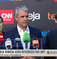 Luiz Felipe d'Avila (Novo) responde a jornalistas na chegada ao debate  Foto: Reprodução/ YouTube SBT News