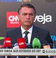 Jair Bolsonaro (PL) é entrevistado por jornalistas ao chegar aos estúdios do SBT, em São Paulo, antes de debate presidencial.  Foto: Reprodução/ YouTube SBT News