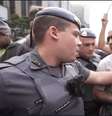 Policiais militares tentaram levar o candidato a deputado federal Guilherme Boulos (PSOL)  para a delegacia, o que foi impedido por advogados e militantes.  Foto: Divulgação/PSOL / Estadão