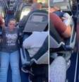 Mulher se arrastou em avião por falta de ajuda de comissários  Foto: Reprodução/Redes sociais