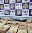 Junto do dinheiro também foram apreendidos duas armas de fogo, 65 munições de pistola calibre .40 e oito munições de fuzil  Foto: Divulgação/ PRF