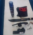 Faca e revólver apreendidos com o atirador   Foto: Polícia Militar