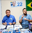 Bolsonaro (PL) fez a transmissão em uma sala fechada, com a bandeira do Brasil e materiais alusivos à campanha   Foto: Reprodução/ YouTube Jair Bolsonaro