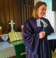 A pastora Jaqueline Weber Kuff comanda os cultos na principal igreja de Arroio do Padre (RS) há seis anos. Sem poder declarar voto, ela diz que jamais votaria em um candidato que defendesse o aborto e o 'homossexualismo'   Foto: Juliana Steil/Terra