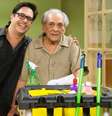 Lucio Mauro Filho e Lúcio Mauro se encontram durante gravação da 1ª temporada da nova versão da 'Escolinha do Professor Raimundo', em 2015  Foto: Globo / Divulgação / Estadão