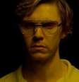 Dahmer: Um Canibal Americano está entre as séries mais assistidas da Netflix, mas vem recebendo críticas da família de uma das vítimas. (Imagem:Reprodução/Netflix)  Foto: Canaltech