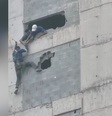 Trabalhador fica pendurado em prédio em obras em Guarujá  Foto: Reprodução
