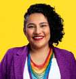 Deputada Vivi Reis aparece sorrindo com um colocar que estampa as cores da bandeira LGBTQUIA+  Foto: Vivi Reis/Divulgação / Alma Preta