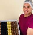 No início, ele mesmo cozinhava, embalava e vendia os brigadeiros e beijinhos  Foto: Arquivo pessoal