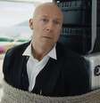 Deepfake de Bruce Willis em comercial russo   Foto: reprodução/YouTube / Tecnoblog
