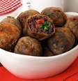 Guia da Cozinha - Inove com os aperitivos, aprenda a fazer bolinho de feijoada  Foto: Guia da Cozinha