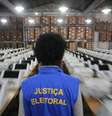 Só às 17h do dia da eleição, quando a votação se encerra, que cada urna contará eletronicamente os votos digitados ao longo do dia  Foto: Reuters / BBC News Brasil