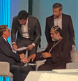 O presidente e candidato à reeleição, Jair Bolsonaro (PL), e o candidato Padre Kelmon (PTB) conversam nos bastidores do debate presidencial   Foto: Reprodução/Twitter