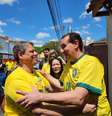 Tarcísio de Freitas cumprimenta apoiador ao chegar para votação em São José dos Campos.  Foto: Natália Santos/Estadão / Estadão