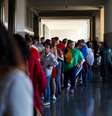 Brasileiros aguardam para votar em Lisboa, Portugal  Foto: Pedro Nunes / Reuters