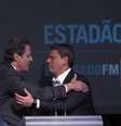 Os candidatos Fernando Haddad (PT), à esquerda, e Tarcísio de Freitas (Republicanos) se cumprimentam em debate promovido pelo Estadão e a Rádio Eldorado e um pool de veículos de imprensa.  Foto: WERTHER SANTANA/ESTADÃO / Estadão