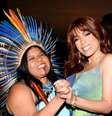 Anitta com Sonia Guajajara, candidata a deputada federal  Foto: Instagram