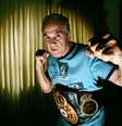 O ex-pugilista Éder Jofre, também conhecido pelo apelido "Galinho de Ouro", posa para foto na época em que completava 45 anos que havia recebido o cinturão de Campeão Mundial dos Pesos-Galo (18 Novembro 1960 a 18 Maio 1965), em São Paulo. - 17/11/2005  Foto: Ernesto Rodrigues/Estadão Conteúdo
