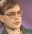 Óculos usados por Jeffrey Dahmer durante a prisão estão à venda nos EUA  Foto: Divulgação/CBS / Pipoca Moderna