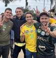 Nikolas Ferreira, de amarelo, ao lado de Bolsonaro, foi o candidato a deputado federal mais votado do país  Foto: Divulgação/Facebook