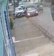 Um dos assaltantes atropelados ficou prensado entre o carro da mulher e outro veículo que estava estacionado  Foto: Reprodução